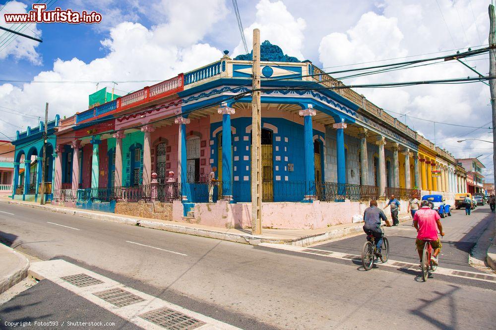 Immagine Un caratteristico angolo della città di Pinar del Rio (Cuba), con vecchi edifici coloniali recentemente dipinti - foto © Fotos593 / Shutterstock.com