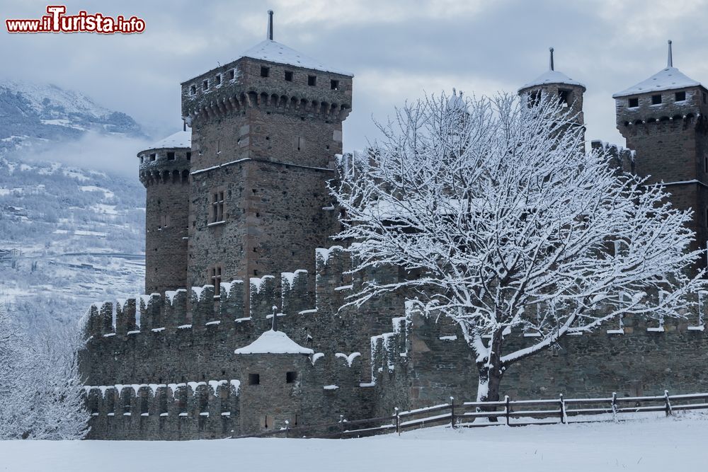 Immagine Il Castello di Fenis in inverno dopo una nevicata