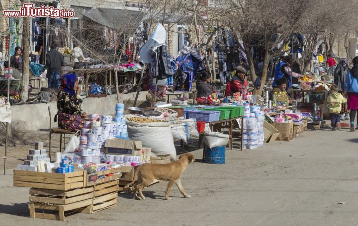 Immagine Commercianti nella medina Khiva, la città UNESCO dell'Uzbekistan - © posztos / Shutterstock.com