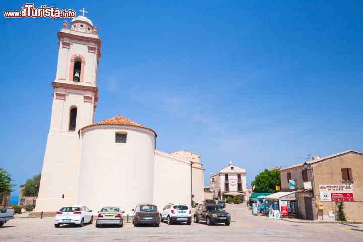 Immagine La chiesa in centro al borgo di Piana in Corsica - © Eugene Sergeev / Shutterstock.com