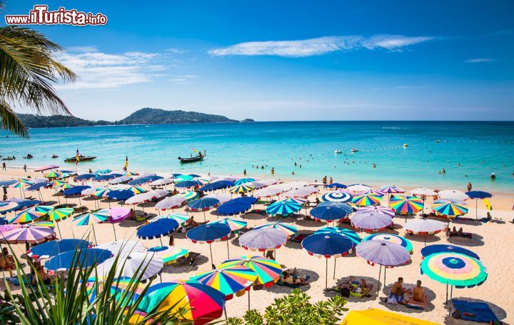 Immagine La spiaggia di Patong Beach a Phuket in Thailandia - © Aleksandar Todorovic / Shutterstock.com