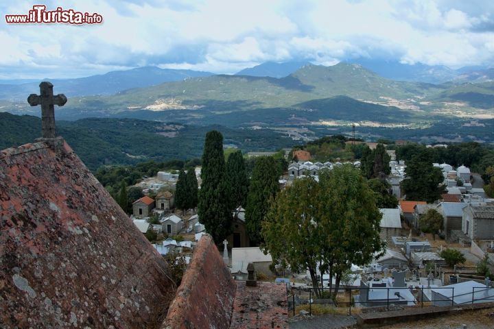 Immagine Il cimitero di Sartène e sull sfondo la valle del Rizzanese. Siamo nel sud della Corsica, in Francia - foto © Shutterstock.com