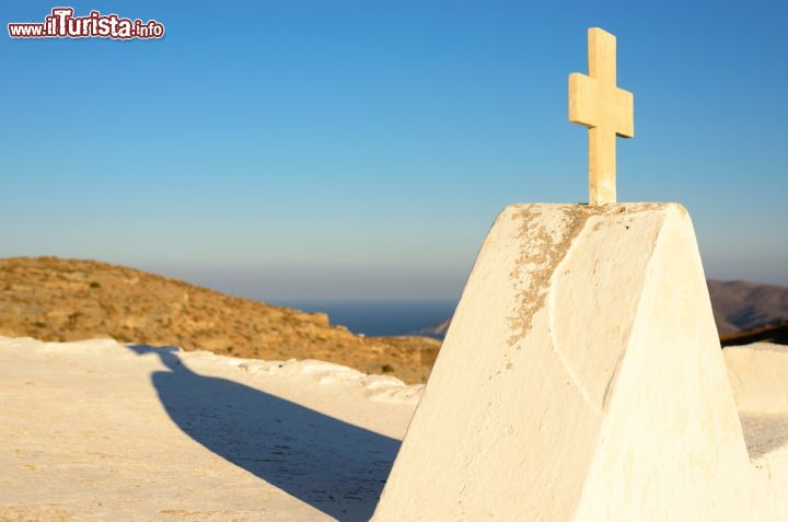 Immagine Particolare della chiesa di Keraleousa a Kythnos, Grecia. La croce della graziosa chiesetta al castello di Oria, la bizantina capitale medievale fortificata di Kythnos sino al 1570 - © Michael Paschos / Shutterstock.com