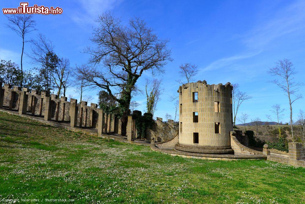 Immagine Un dettaglio del complesso di La Scarzuola, il borgo particolare creato da Tomaso Buzzi a metà del XX secolo - © ValerioMei / Shutterstock.com