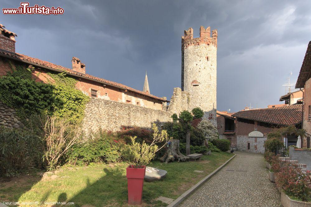 Immagine Il villaggio medievale di Ricetto di Candelo, Biella, visto dall'esterno, Piemonte. Questo piccolo borgo piemontese è uno dei gioielli d'Italia - © outcast85 / Shutterstock.com
