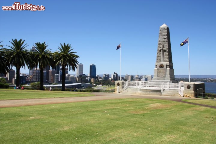 Immagine Lo State War Monument in Kings Park a Perth, Australia. Sullo sfondo, il fiume Swan e la skyline cittadina. 45041254