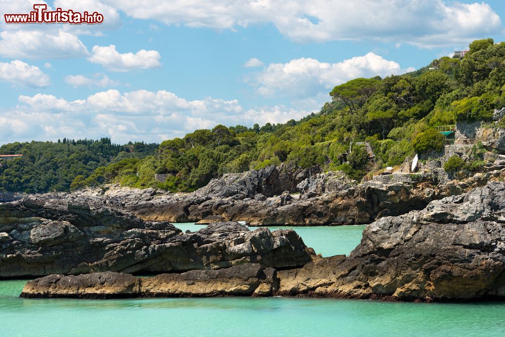 Immagine Le scogliere del Golfo di La Spezia (Golfo dei Poeti) a Tellaro, nei pressi di Lerici, La Spezia, Italia.