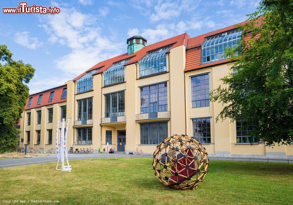 Immagine L'edificio principale dell'Università di Bauhaus di Weimar, Germania, fondata nel 1860. Dal 1996 questi storici palazzi sono Patrimonio Mondiale dell'Unesco - © pp1 / Shutterstock.com