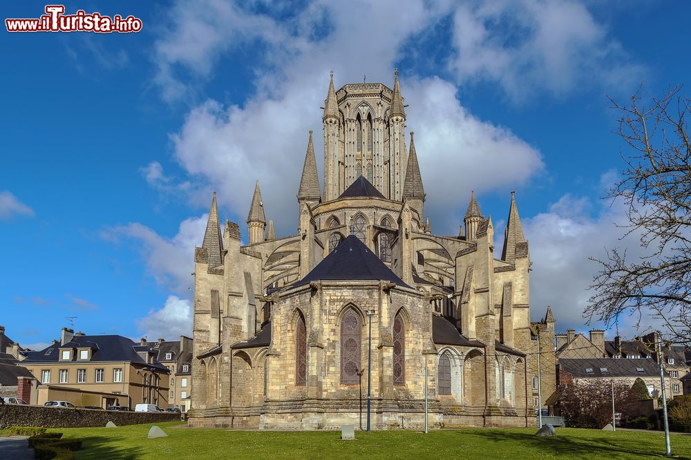 Immagine La Cattedrale Romano-gotica di Coutances, costruita nel XIII secolo in Normandia (Francia)