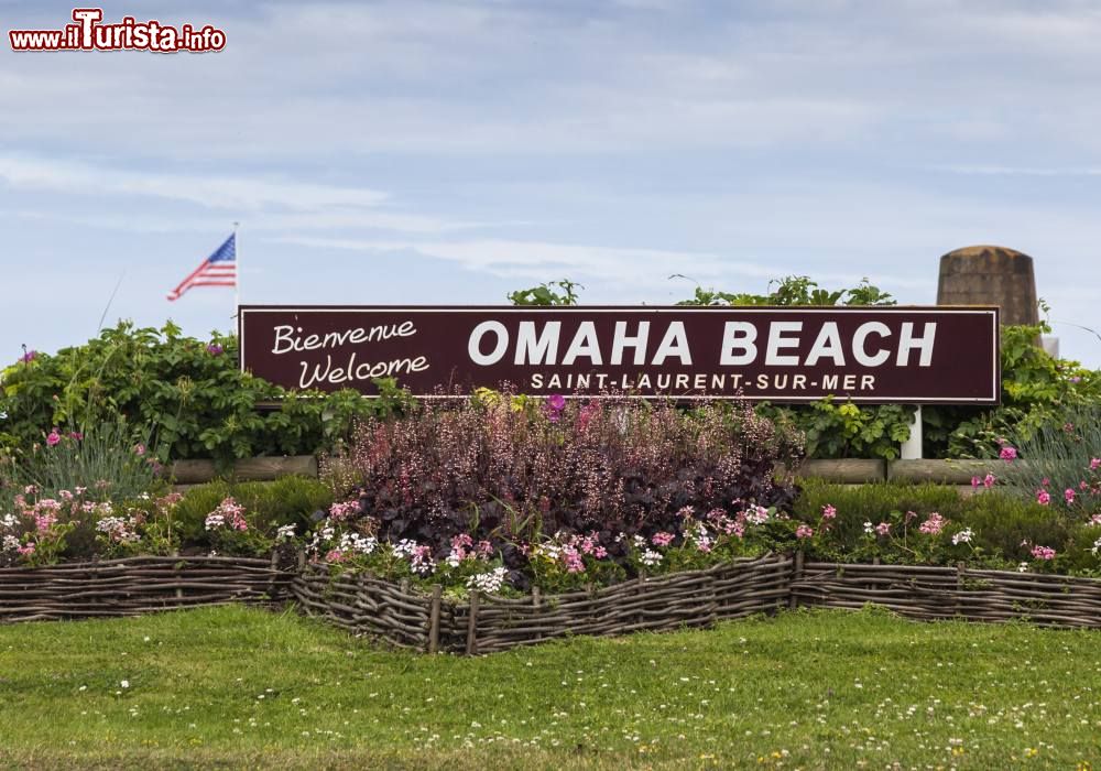 Immagine Il cartello di benvenuto al sito storico di Omaha Beach a Saint Laurent sur Mer, in Normandia