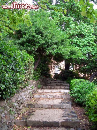 Immagine Percorso a piedi nei giardini Romieu a Bastia, Corsica. Questa suggestiva area verde si trova fra la cittadella restaurata e il vecchio porto.