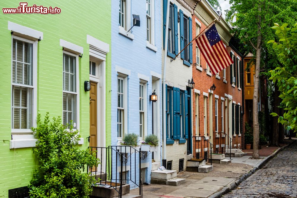 Immagine Una fila di case colorate in Panama Street nei pressi di Filter Square a Philadelphia (Pennsylvania).