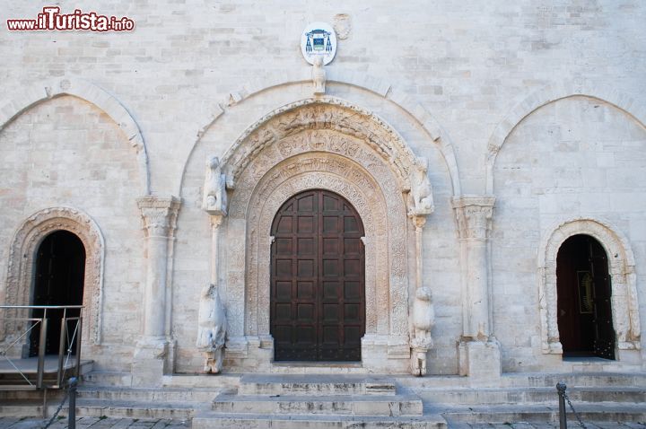 Immagine I tre portali d'ingresso della facciata della Cattedrale di Ruvo di Puglia - © Mi.Ti. / Shutterstock.com