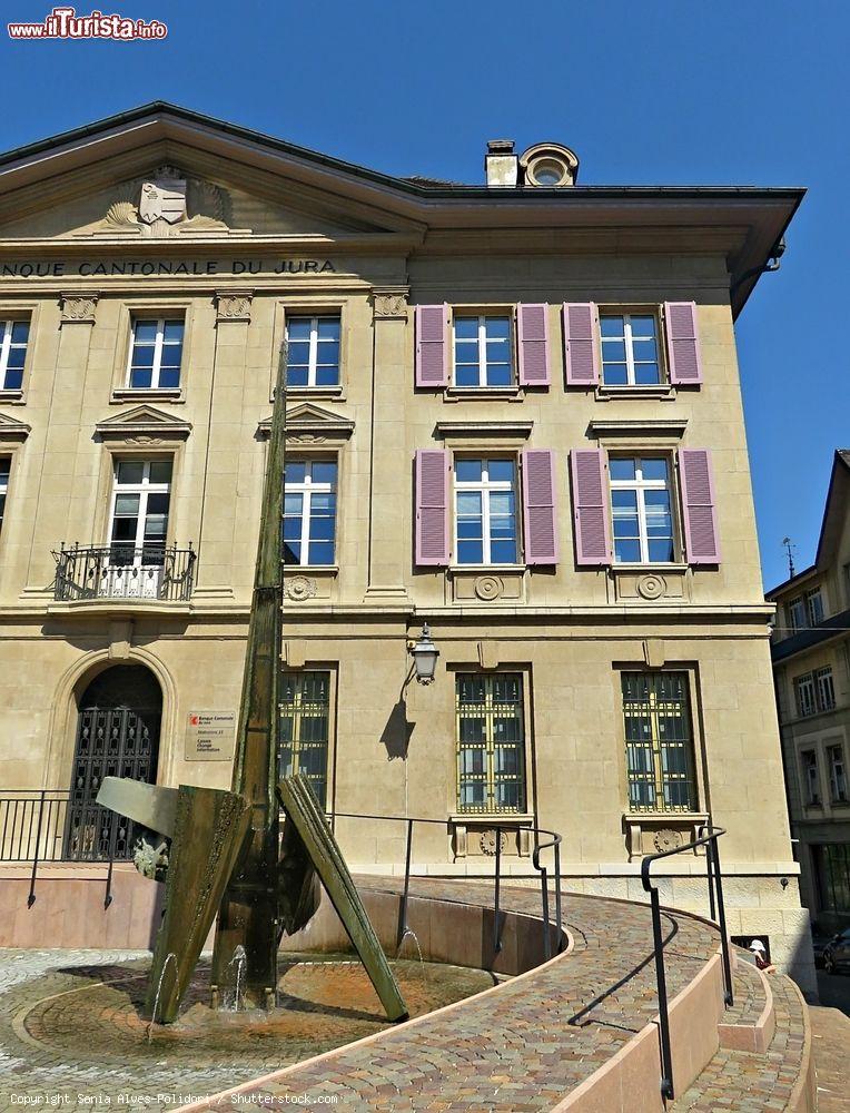 Immagine La facciata della Nanca Cantonale del Jura nella piazza principale di Porrentruy, in Svizzera - © Sonia Alves-Polidori / Shutterstock.com