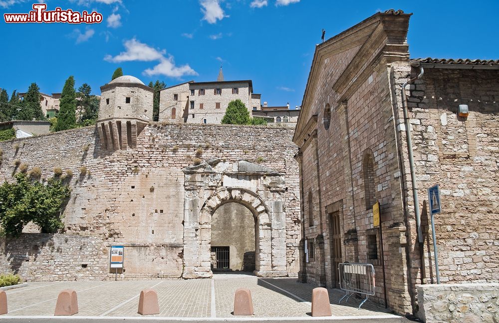 Immagine Fotografia di Spello, Umbria. Un tratto della cinta muraria un tempo molto più ampia rispetto a quella che si può ancora osservare al giorno d'oggi.