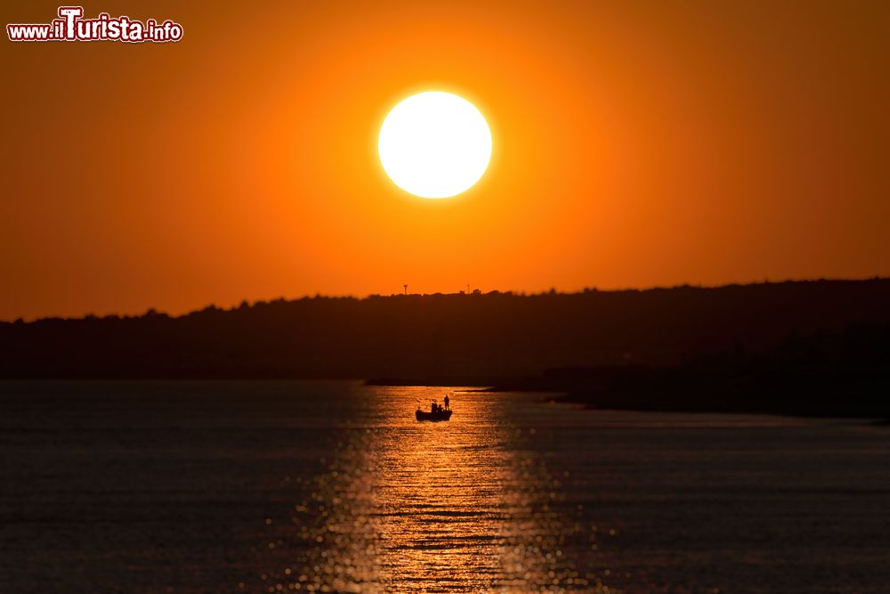 Immagine Il mare della Puglia a Marina di San gregorio, costa del Salento al tramonto