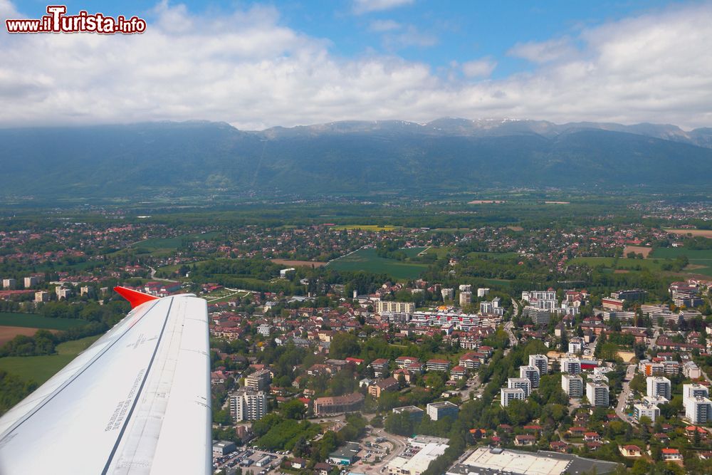 Immagine Veduta dall'aereo nei pressi di Ginevra della città di Ferney-Voltaire (FRancia). Sullo sfondo, i monti Jurassic.