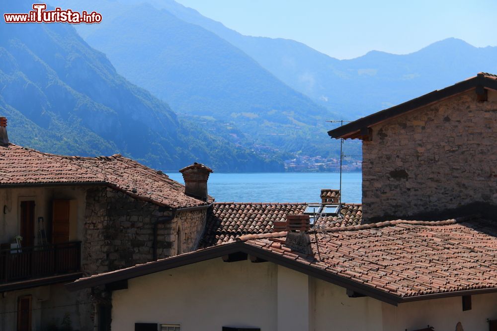 Immagine Tetti del centro storico di Costa Volpino sul lago d'Iseo