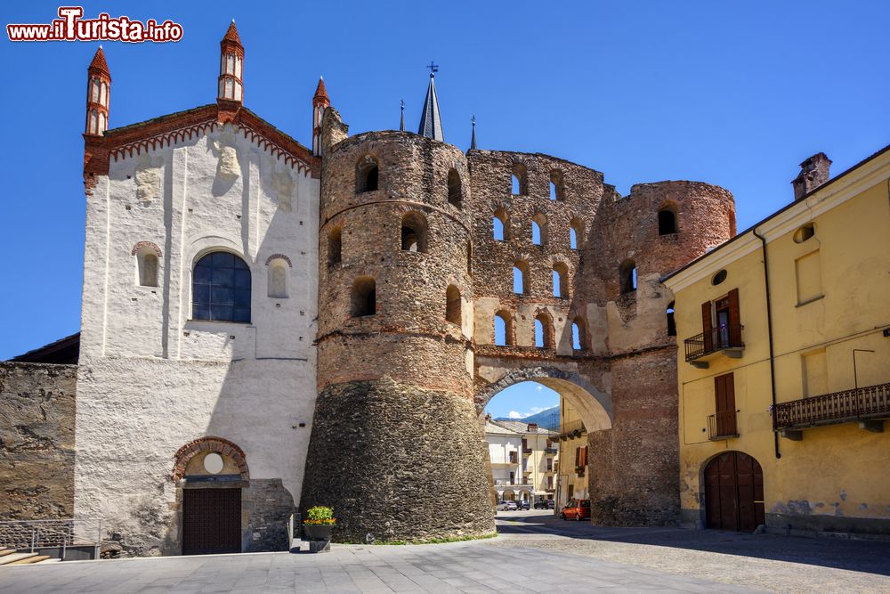 Immagine L'antica Porta Savoia di origine romana e la Cattedrale di Susa in Piemonte.