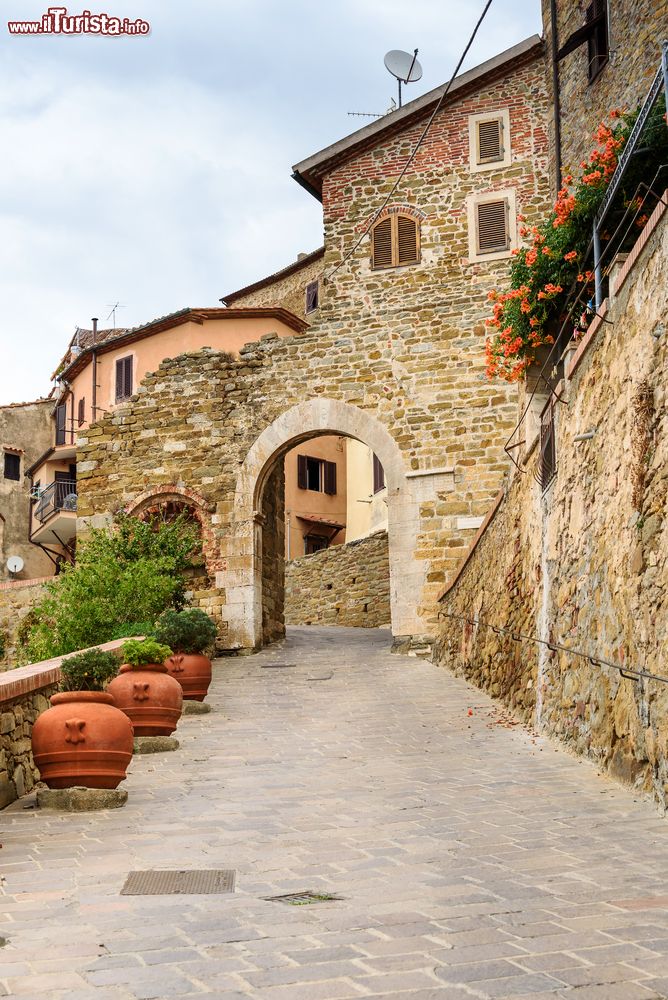 Immagine La porta pisana del 1326 nel borgo di Scarlino provincia di Grosseto, Toscana