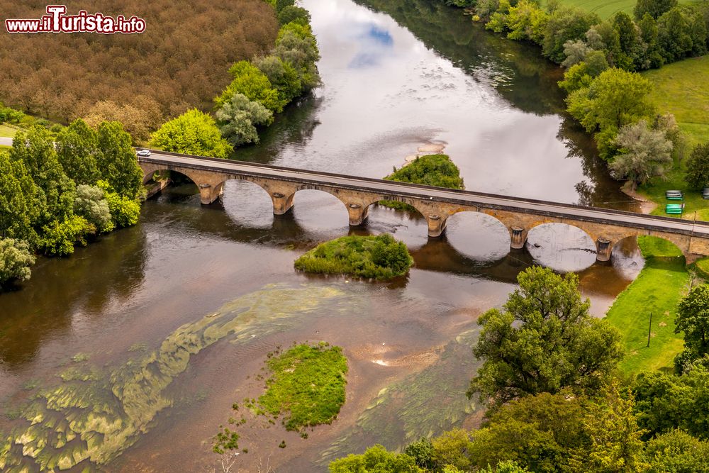 Immagine Un ponte nella valle di Ceou, in Francia, non lontano da Castelnaud la Chapelle