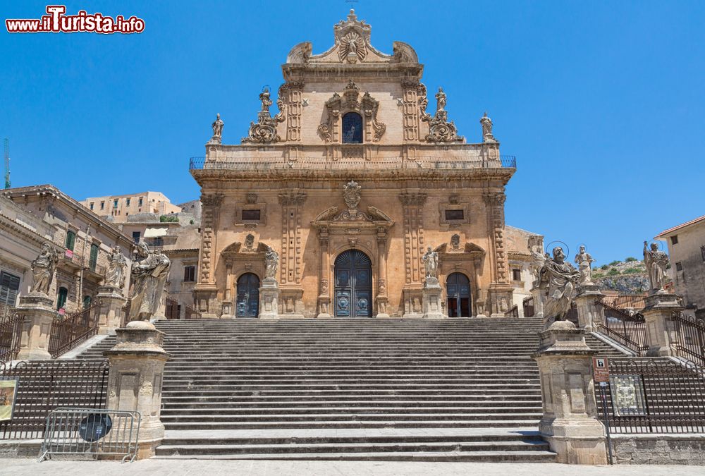 Immagine Vista frontale della Cattedrale di Modica in Sicilia, intitolata a San Pietro