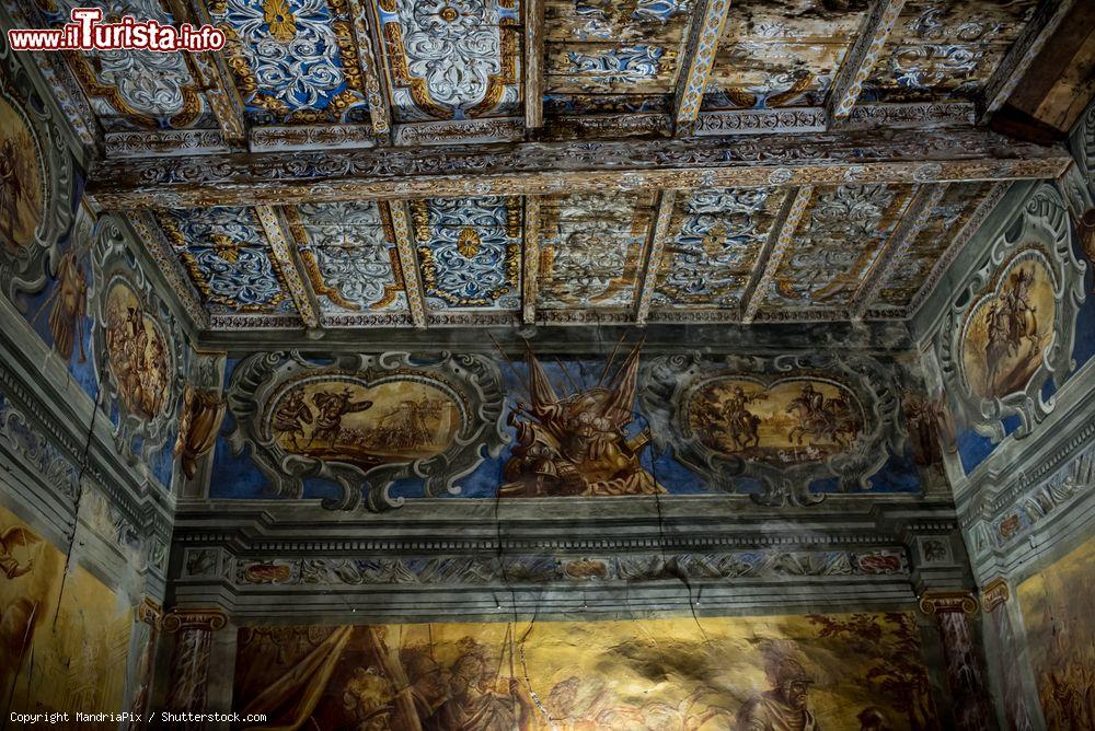 Immagine La sala affrescata del Castello Vallaise, in Val d'Aosta, borgo di Arnad - © MandriaPix / Shutterstock.com