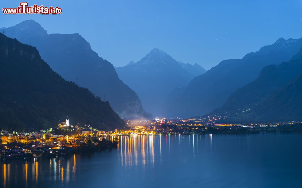 Immagine Panorama notturno delle montagne del Canton Uri e il Lago dei Quattro Cantoni in Svizzera. Il villaggio di Fluelen in primo piano