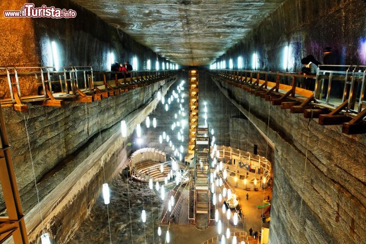 Immagine La visita alla miniera di Salina Turda in Romania - © Mikadun / Shutterstock.com