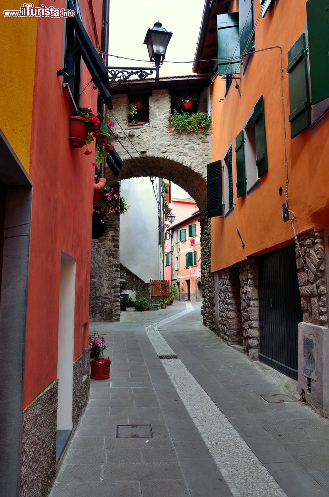 Immagine Una delle viuzze del borgo ligure di Brugnato, La Spezia, Italia. Su questi tipici vicoletti dal fascino marinaro si affacciano i palazzi colorati della città.