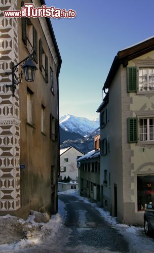 Immagine Una via del centro storico di Maienfeld, in Svizzera, la città natale della scrittrice Johanna Spyri che qui scrisse il libro di Heidi - © Jan Bruder / Shutterstock.com