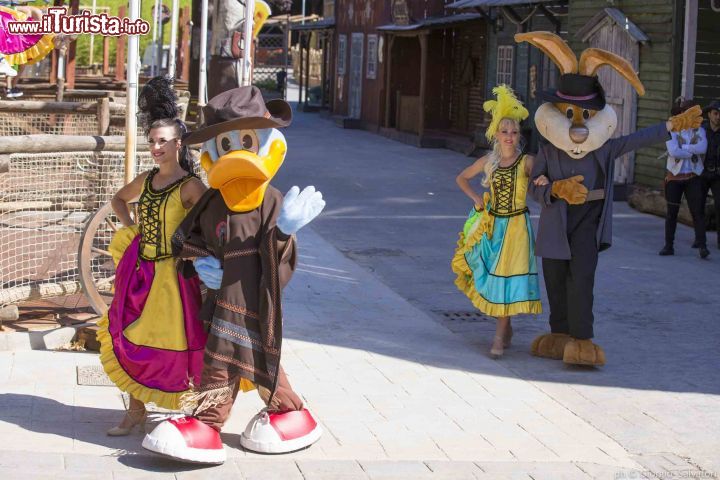 Immagine Simpatici personaggi in maschera a Mirabilandia, Emilia Romagna, Italia