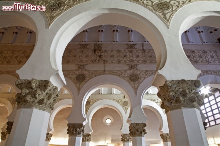 Immagine Un particolare della Sinagoga di Santa Marìa La Blanca a Toledo, nella Comunità Autonoma di Castiglia-La Mancia. Fondata nel 1180 in stile mudejar, a cinque navate, fu trasformata in chiesa nel XV secolo e oggi è un monumenro aperto al pubblico - © Renata Sedmakova / Shutterstock.com