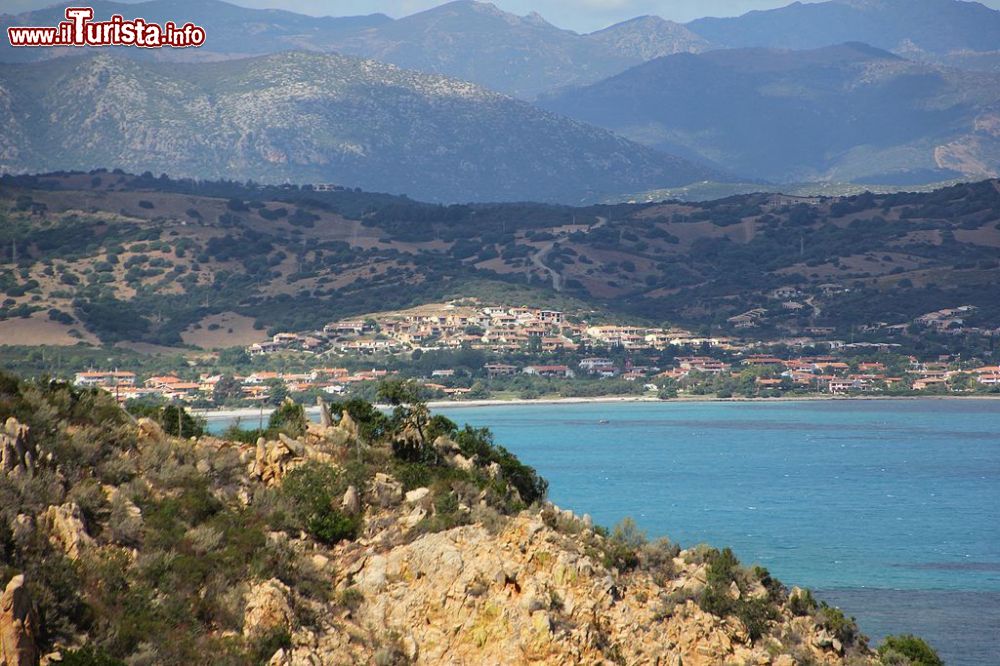 Immagine Siniscola, Sardegna: la costa a Sa Pedra Ruia - © Gianni Careddu, CC BY-SA 4.0, Wikipedia