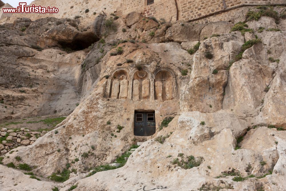 Immagine Sito archeologico di Bosra, Siria. Rovine di sculture scolpite nella roccia.