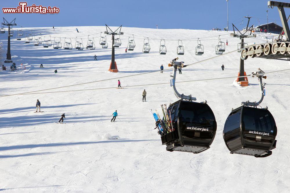 Immagine Ski-lift sulle piste da sci di Flachau, Austria, in inverno. Queste piste fanno parte del comprensorio Ski Armada, il più grande d'Europa - © VanderWolf Images / Shutterstock.com