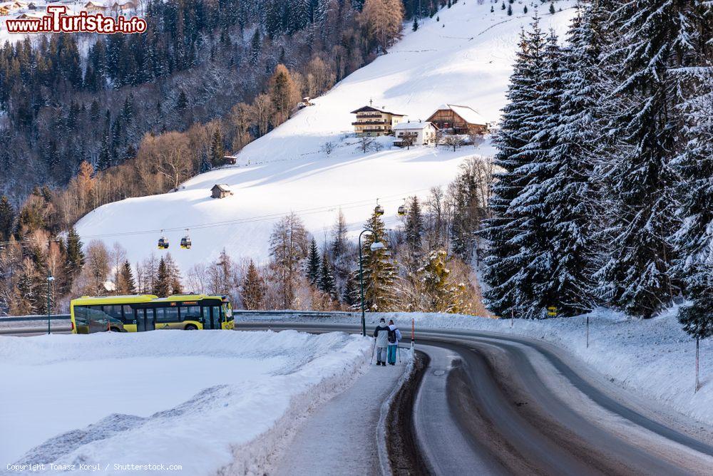 Immagine Ski bus austriaco su una strada innevata nella regione di Schladming-Dachstein - © Tomasz Koryl / Shutterstock.com