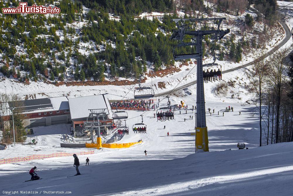 Immagine Ski Carousel a Winterberg, Germania: una pista con seggiovia e sciatori che fanno slalom - © Nielskliim / Shutterstock.com