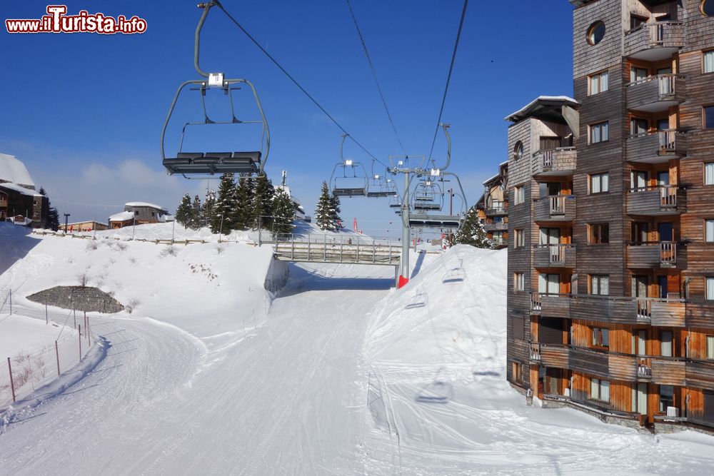 Immagine Ski lifts e appartamenti in legno nell'area sciistica di Avoriaz, Portes du Soleil, Francia.