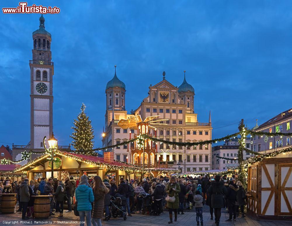 Immagine Skyline by night di Augusta (Germania): il mercatino di Natale in Rathausplatz di fronte al Municipio e alla Perlachturm - © Mikhail Markovskiy / Shutterstock.com