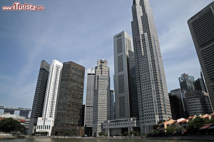 Immagine Skyline cittadino dal fiume Singapore su cui ci si può imbarcare per un piacevole e rilassante tour - © Sonja Vietto Ramus