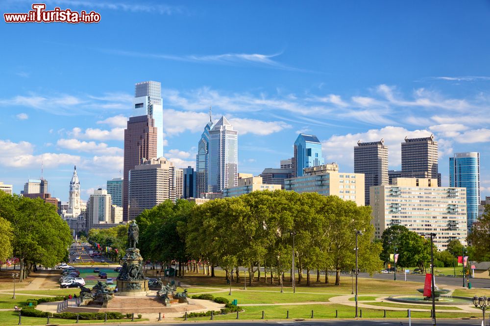 Immagine Skyline del centro di Philadelphia, Pennsylvania (USA). Sorge sulla riva occidentale del fiume Delaware.