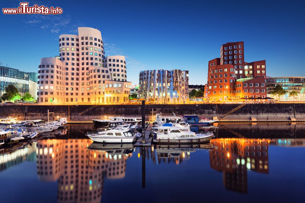 Immagine Skyline del complesso Zollhof a Dusseldorf, Germania. Qui si trovano alcune delle architetture più caratteristiche della città: gli edifici sono stati costruiti su progetto dell'architetto canadese Frank O. Gehry fra il 1996 e il 1998 sul luogo dove un tempo sorgeva l'edificio dogonale cittadino.