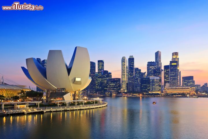 Immagine Skyline del distretto business di Singapore al calar del sole - © 150463478 / Shutterstock.com