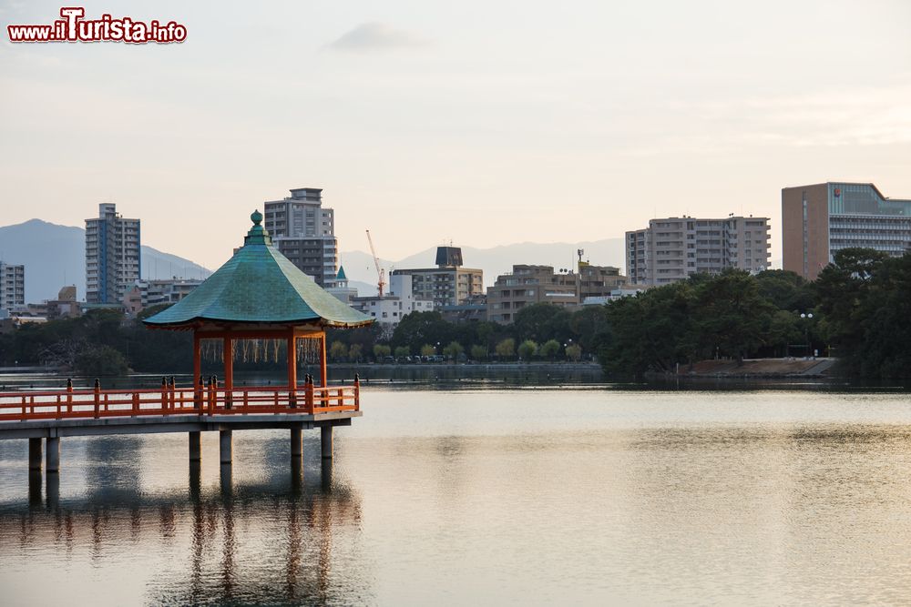 Immagine Skyline del Parco Ohori a Fukuoka, Giappone. Costruito nel 1929, è formato da un grande specchio d'acqua che riprende le forme del lago Xi Hi, un lago cinese.