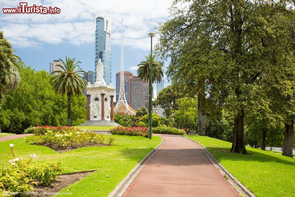 Immagine Skyline del Southbank di Melbourne sui giardini della Regina Vittoria, Australia - © FiledIMAGE / Shutterstock.com