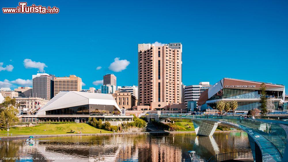 Immagine Skyline della città di Adelaide dall'Elder Park , Australia - © amophoto_au / Shutterstock.com