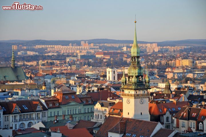 Immagine Skyline della città di Brno, Repubblica Ceca, al tramonto. Sorge nella parte sud-orientale del paese a circa 200 km dalla capitale Praga - © 260920073 / Shutterstock.com