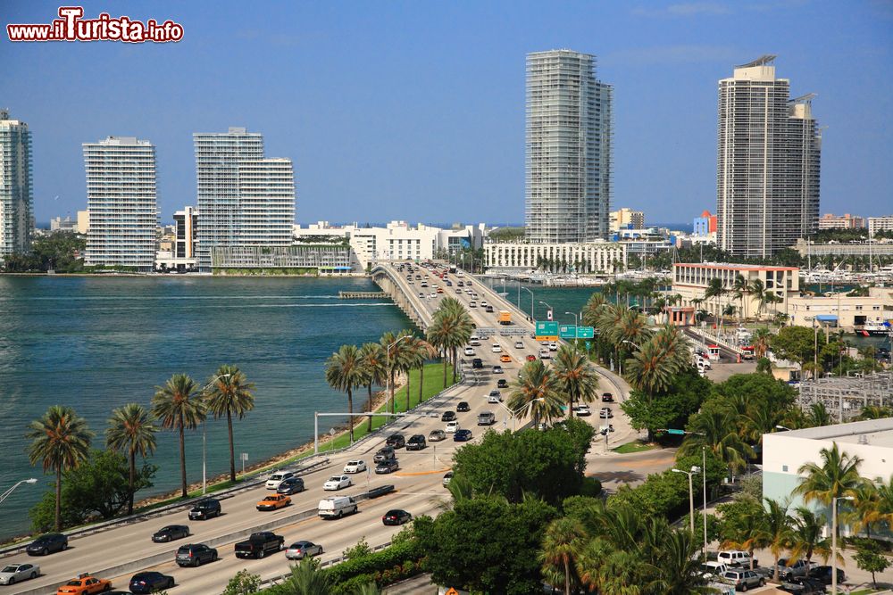 Immagine Skyline della città di Nassau, arcipelago delle Bahamas. La capitale delle Bahamas venne fondata alla metà del XVII° secolo dagli inglesi con il nome di Charles Town ma poi ribattezzata Nassau nel 1695 in onore di Guglielmo III° di Orange-Nassau.