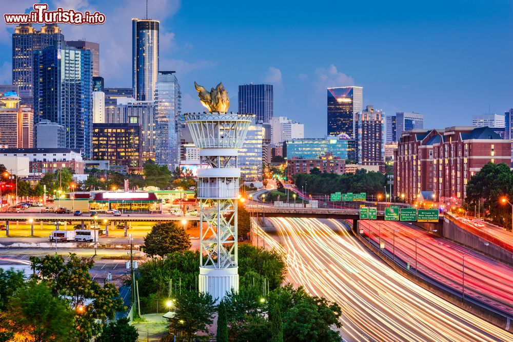 Immagine Skyline di Atlanta con la sua Interstate 85, Georgia, Stati Uniti d'America. Quest'autostrada americana si estende per oltre mille chilometri e collega Montgomery con Petersburg passando per Atlanta e Charlotte.